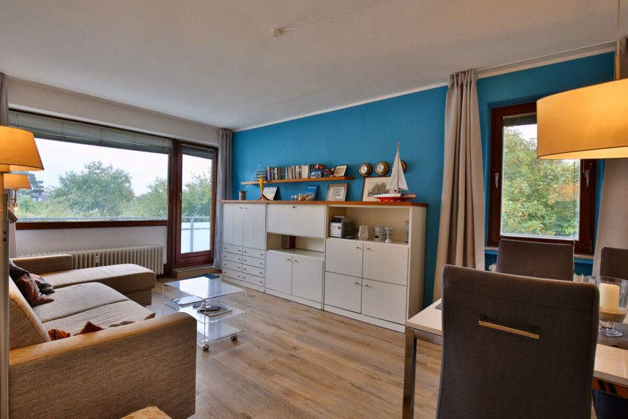 Zentral gelegen mit Blick ins Grüne – Zwei Zimmer Wohnung mit großem Balkon - Wohn-/Essbereich (35726)