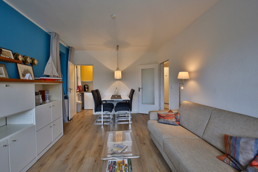 Zentral gelegen mit Blick ins Grüne – Zwei Zimmer Wohnung mit großem Balkon - Wohn-/Essbereich (35724)