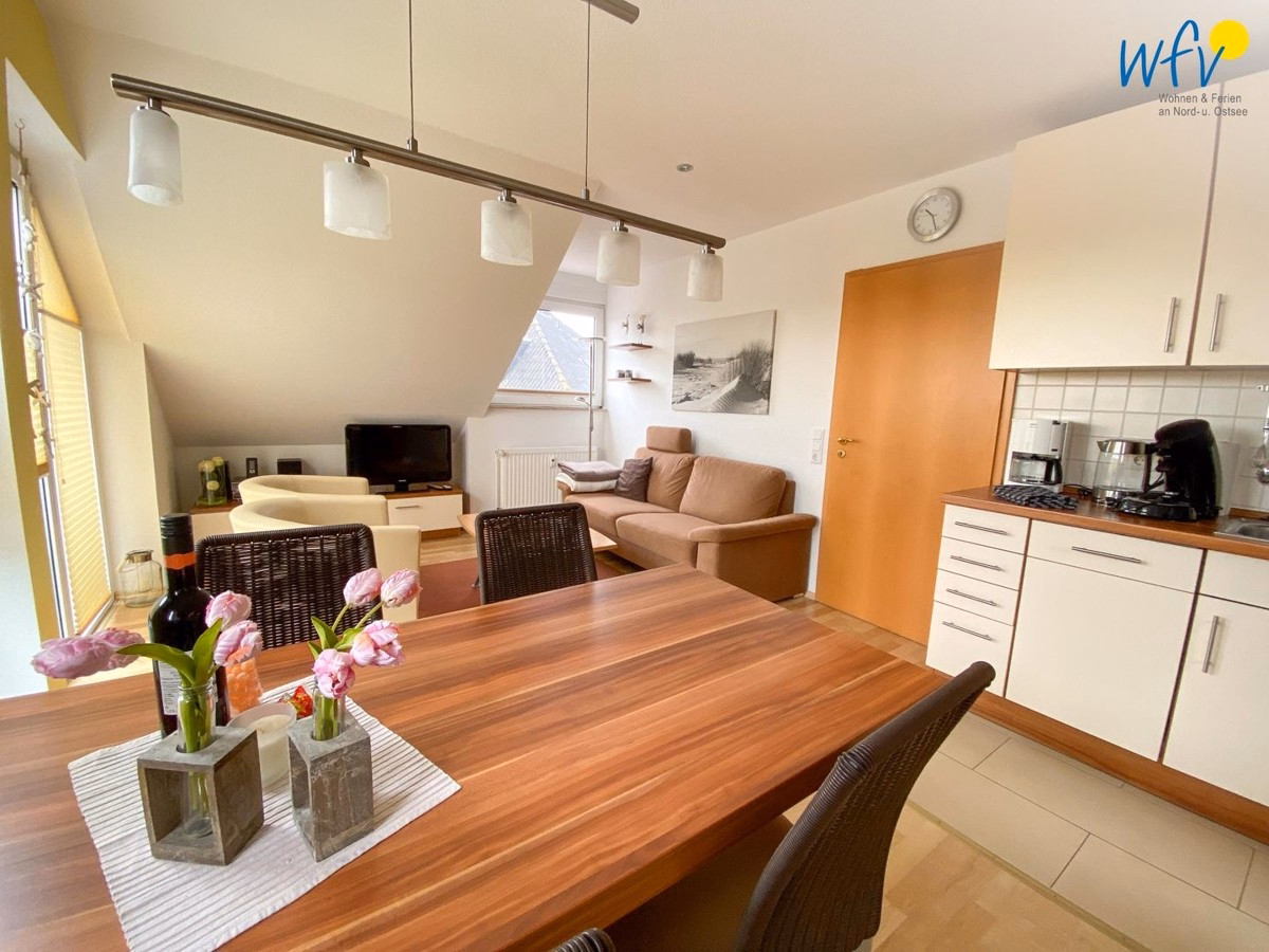 Optimal geschnittene Ferienwohung mit Platz für vier Gäste und Balkon mit Blick auf den alten Leuchtturm
