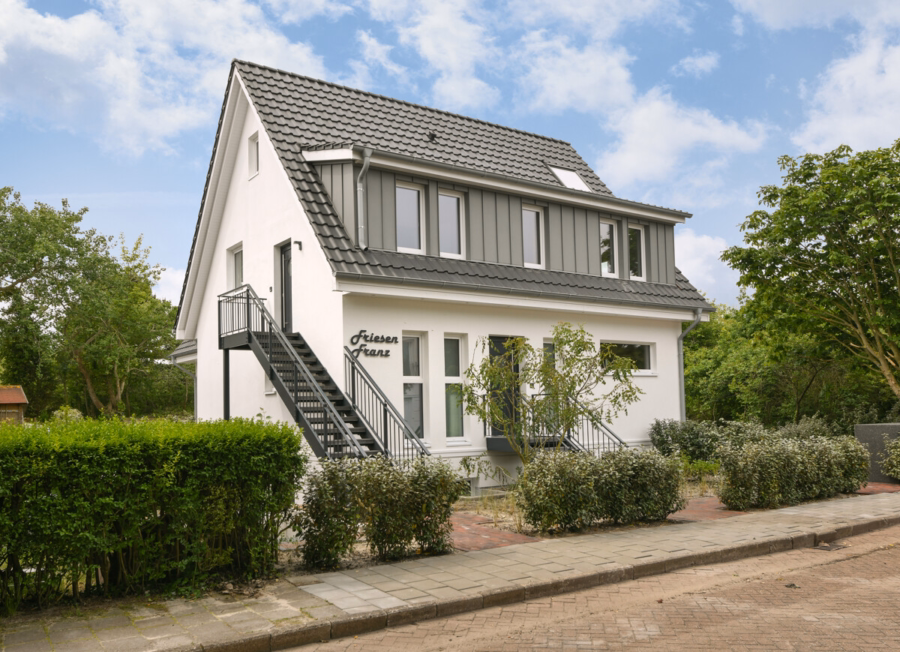 Neuwertig: Maisonette-Penthaus mit großem Küchenblock und Traum-Blick ins Grüne - Hausansicht (20067)