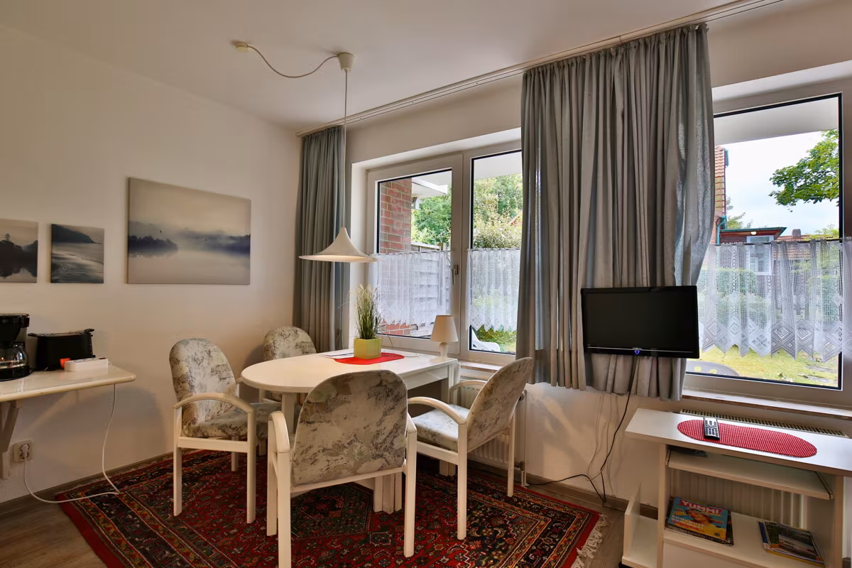 Wohnen am Wahrzeichen von Wangerooge: Erdgeschosswohnung mit sep. Schlafzimmer