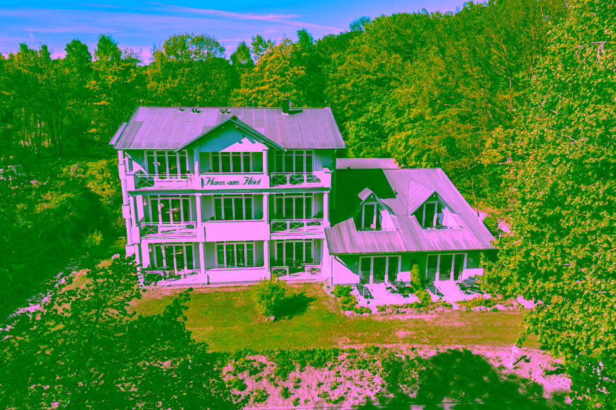 Villa im malerischen Naturidylle mit 20 Wohnungen und bestem Meerblick. (Einzelverkauf) - Luftaufnahmen (9733)