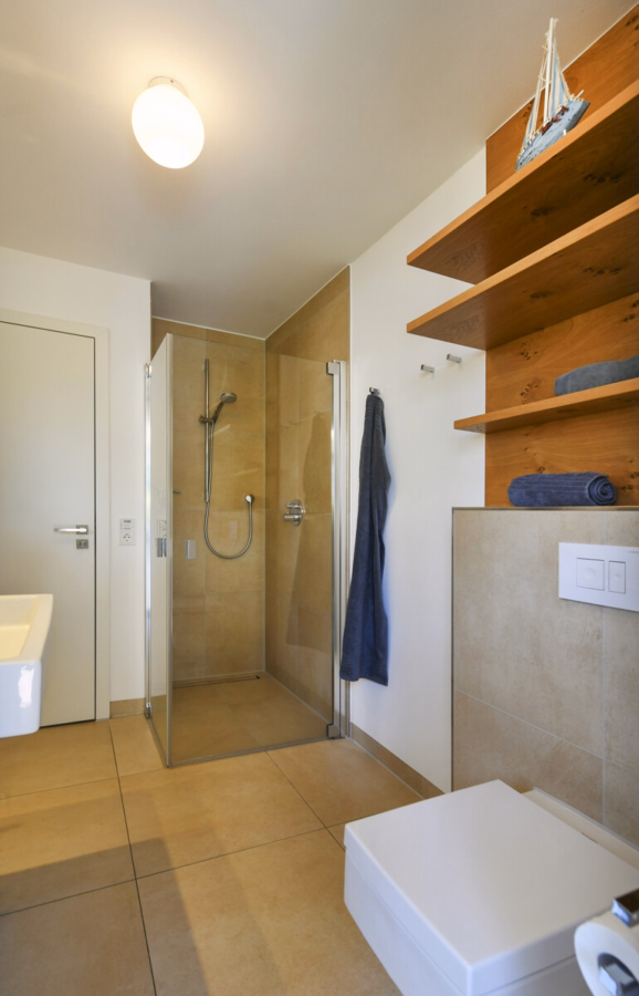 Stilvolle, barrierefreie Ferienwohnung mit Terrasse in ruhiger Lage am Rosengarten - Badezimmer (31827)
