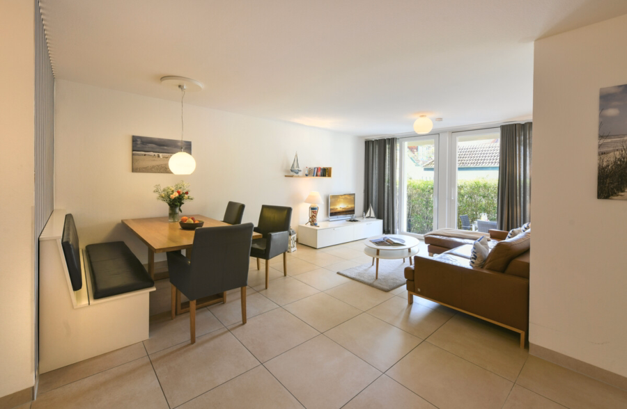 Stilvolle, barrierefreie Ferienwohnung mit Terrasse in ruhiger Lage am Rosengarten - Wohn- und Essbereich mit offener Küche (31825)