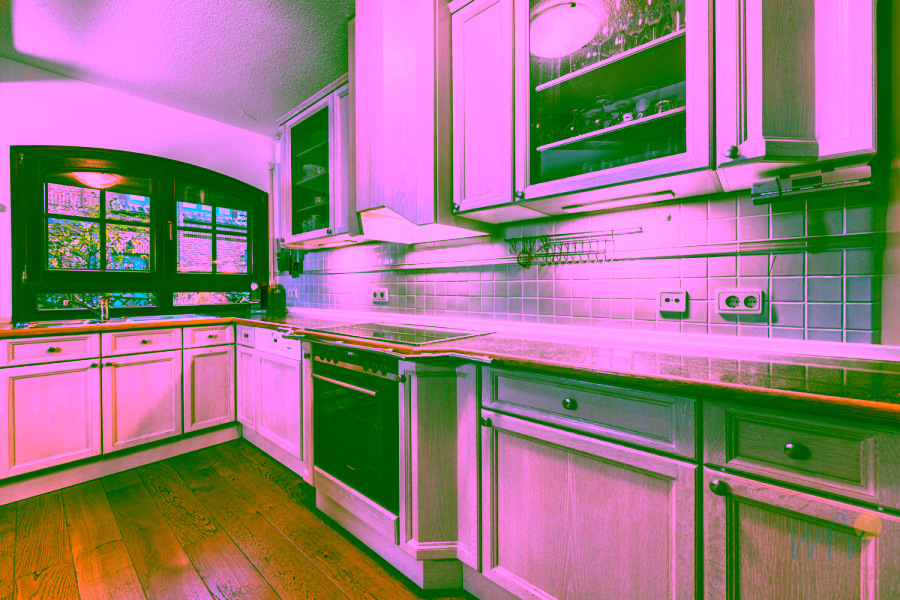 Traumhaus mit zwei WE – eine FeWo und eine Dauerwohnung. Sauna, Garten und Stellplätze. - Küchenzeile (7293)