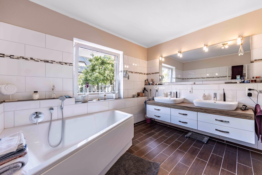 Attraktives Wohnhaus mit Teilung in 2 Wohneinheiten möglich. - Badezimmer (31555)