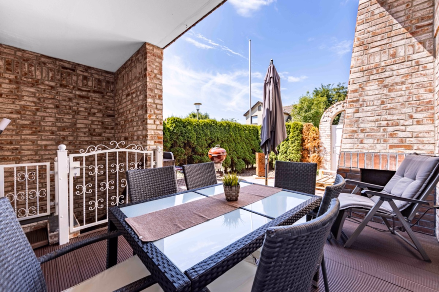 Attraktives Wohnhaus mit Teilung in 2 Wohneinheiten möglich. - Terrasse (31553)