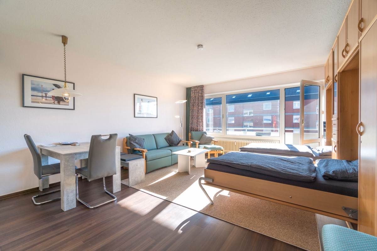 Ein-Raum-Apartment mit großem Sonnenbalkon