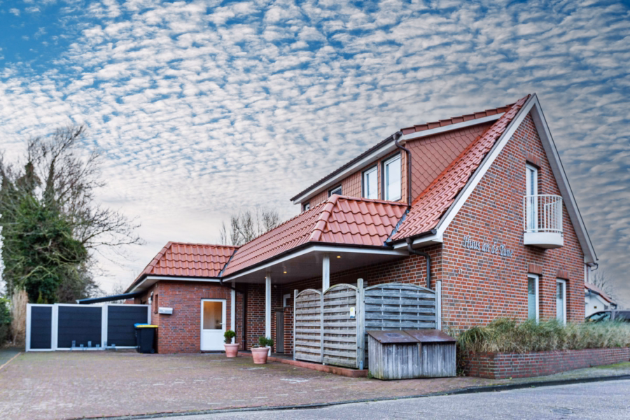 Mittendrin im Grünen! Traumhaus mit vier Wohneinheiten am Park - Hausansicht (13097)