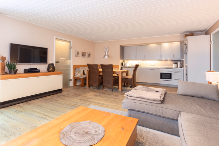 Komfortable Ferienwohnung mit Balkon und imposantem Blick auf Wattenmeer und Hafen - Wohnbereich (34150)