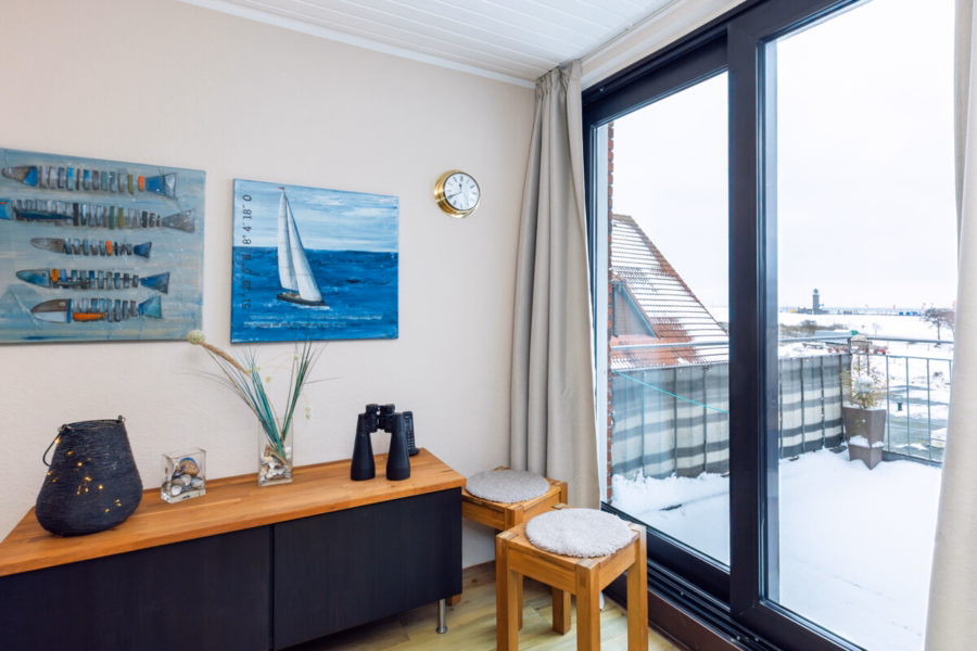 Komfortable Ferienwohnung mit Balkon und imposantem Blick auf Wattenmeer und Hafen - Wohnbereich und Balkon (13022)