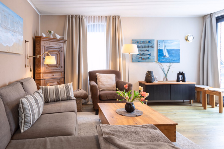 Komfortable Ferienwohnung mit Balkon und imposantem Blick auf Wattenmeer und Hafen - Wohnbereich (13020)