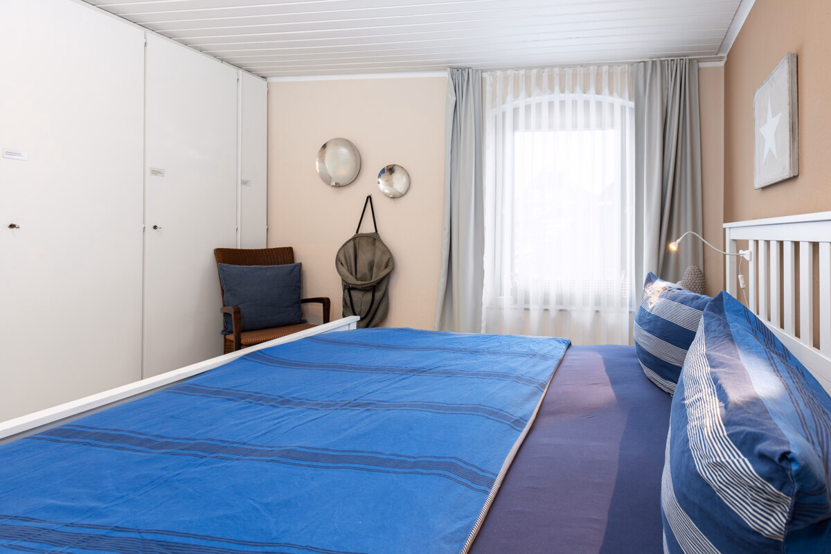 Schlafzimmer 1